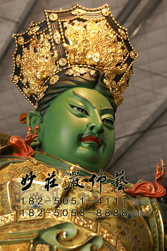 北方多闻天王佛像侧面近照